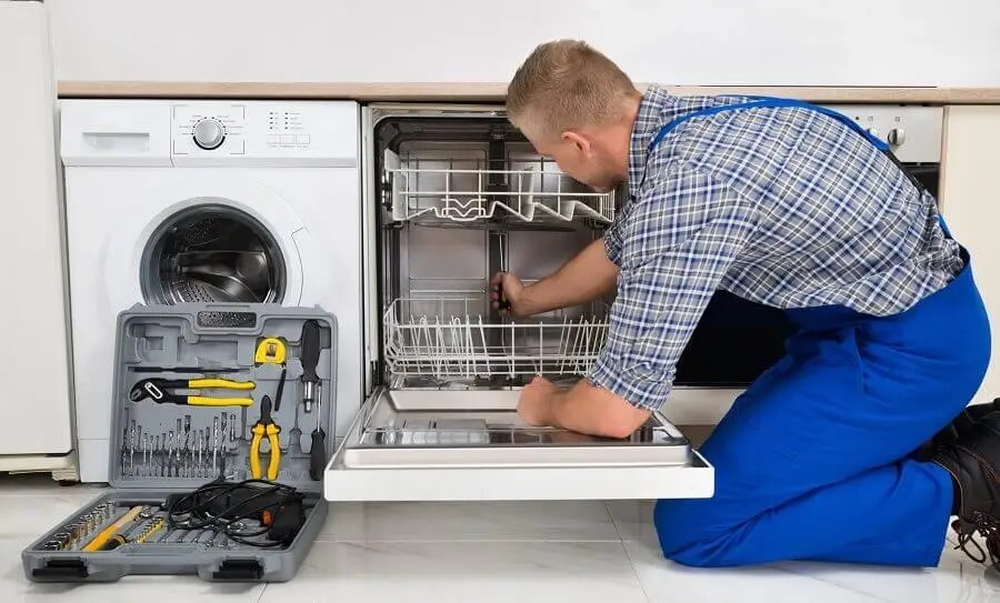 Buca Beko servisi teknisyen ekibi beyaz eşya tamiri yaparken